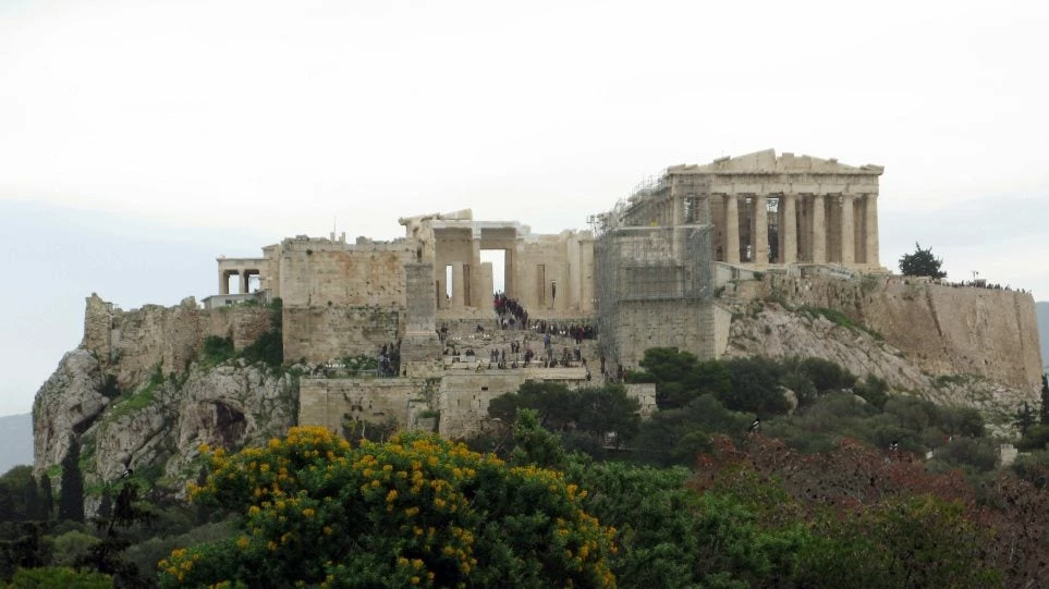 Τρόμος στην Πνύκα: Άγνωστοι επιτέθηκαν με βαριοπούλες στον αρχαιοφύλακα